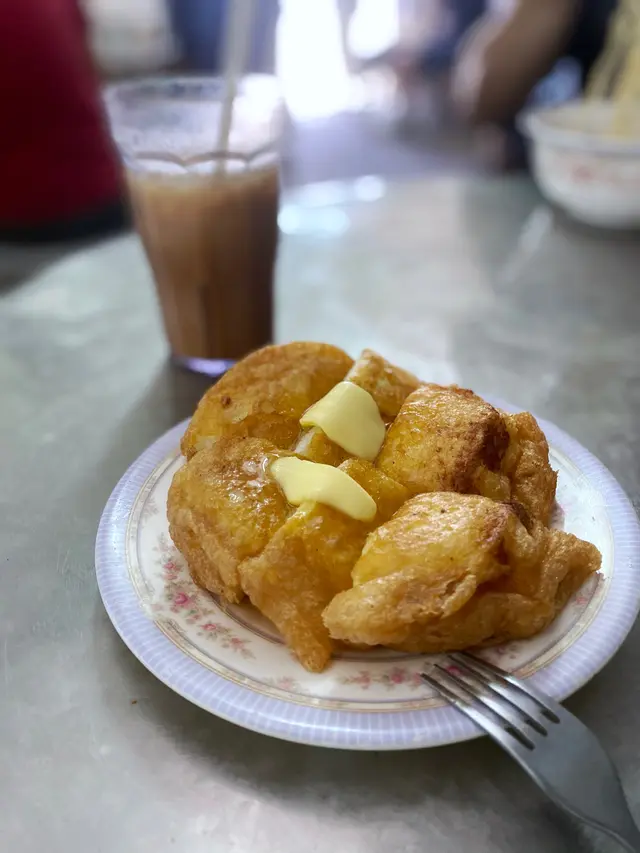 西多士外表炸到金黃色，會切成六塊，外表睇落偏圓，同出邊四四方方嘅西多士唔同，係幾厚身而且脹卜卜