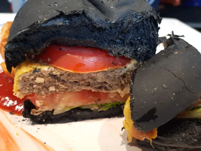 安格斯牛肉手工竹炭漢堡配脆薯