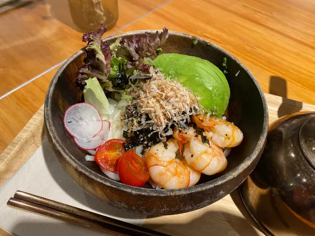 龍蝦湯配牛油果大蝦稻庭烏冬