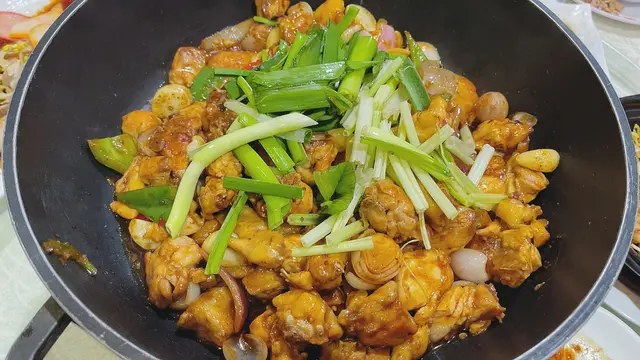呢個雞煲真係每次必叫，每次我都會介紹朋友食，如果食辣既朋友可以指定辣，我每次都會叫小辣，好似本身唔辣架，個雞煲真係好足料，配料勁多所以勁惹味， 雞又夠滑身，十分推介