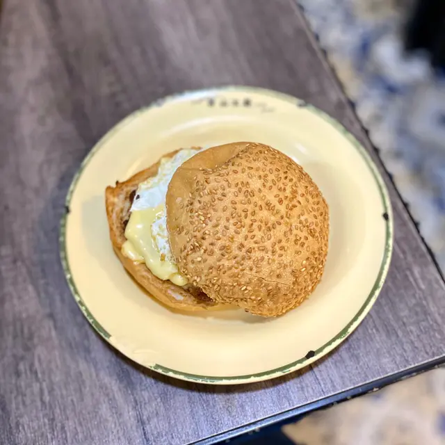 經典芝蛋牛肉漢堡包