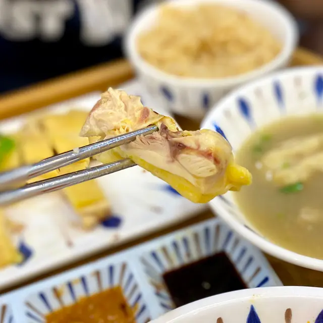 海南雞雞皮滑而不厚 仲有少少啫喱狀嘅雞油 令雞件入口更嫩滑~