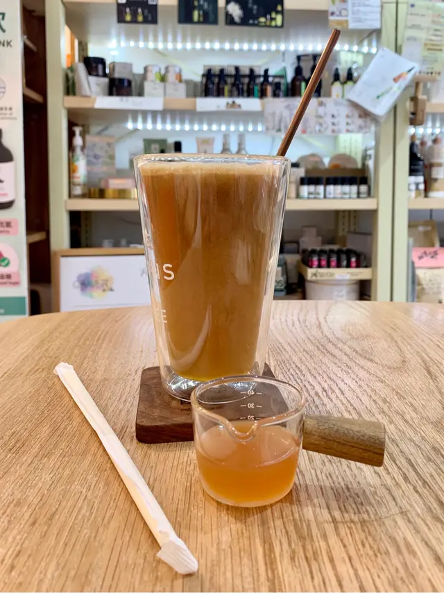 Fresh  juice  with  lemon  shot