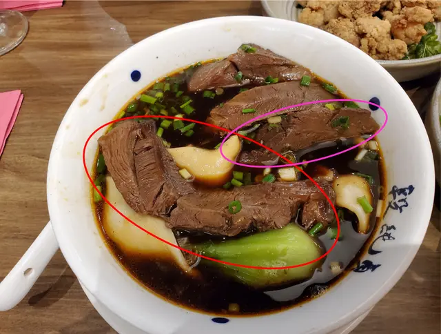 三寶麵的腱心牛肉件比紅燒腱心牛肉麵的牛肉件大一倍有多, 價錢只相差 $8, 有點不公平啊.