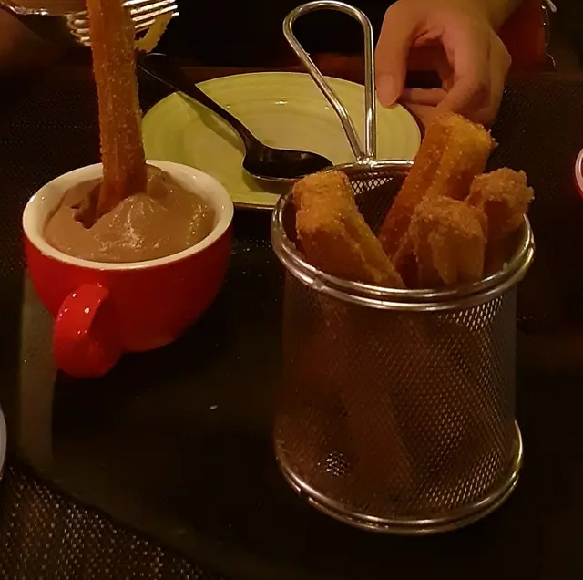 西班牙炸脆條配chocolate moose