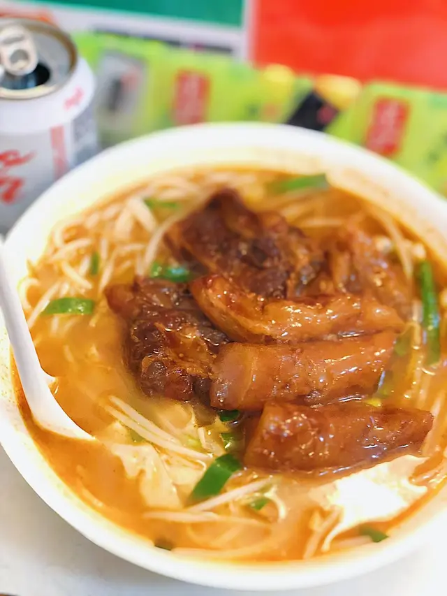 豬軟骨牛根麻辣米線⁣