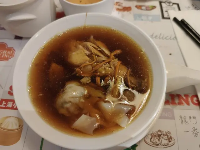 蟲草花燉雲吞雞湯