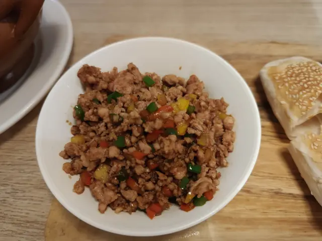 彩椒雞米配叉子