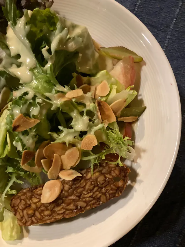 大大碗沙律🥗 真系好大碗 食食吓都有啲飽🤣 好多既沙律菜 加上唔少既生果 再配上熱情果醬/榴槤醬(加醬前會問吓) 而成既沙律 估佢唔到有榴槤醬 當然要試啦 醬偏甜 香味好岀 撈埋一齊食 都真系唔錯🤩