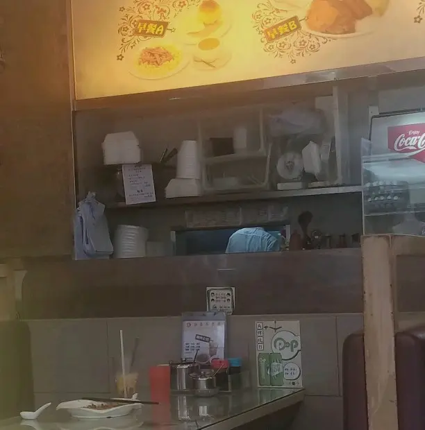 廚房內有人邊吸煙邊炒餸