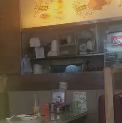 厨房内有人边吸烟边炒𩠌