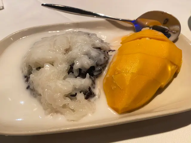 推薦✨芒果清甜無根，黑白糯米飯熱的仲冒煙，煙韌有咬口，唔會一劈劈唔會痴牙，椰汁有調教過，甜滑但椰香味較淡，整體而言算出色👍🏽