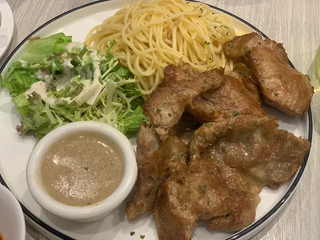 香茅豬扒配白咖哩汁 配 意大利粉 