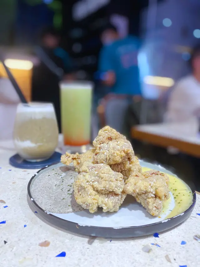 雞既表面炸粉唔會過多,表面唔算炸到勁脆,雞既肉質幾嫩滑,肉汁有鎖左係雞既入面