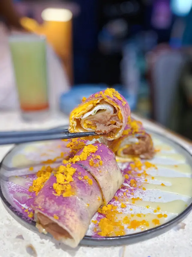 蛋餅表面既係紫薯粉,入邊嘅係芋泥,入口飽滿,芋頭味濃郁,食落甜膩,唔話食到香精味,係天然芋蓉眉味道