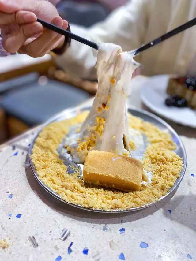 依個鮮奶麻糬食落去冰涼綿密滑身,水嫩嘅口感,有入口即溶既感覺。