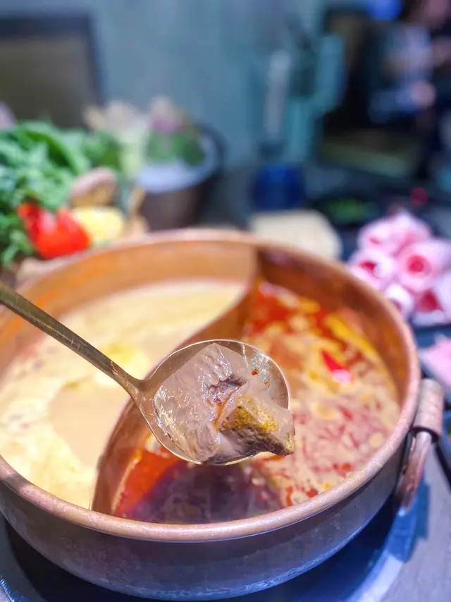 鴨血食得出係有滷過，食落唔係好硬好種，而係非常Q彈，入口充滿彈性，但又有入口即融既感覺，好似真係食緊果凍咁