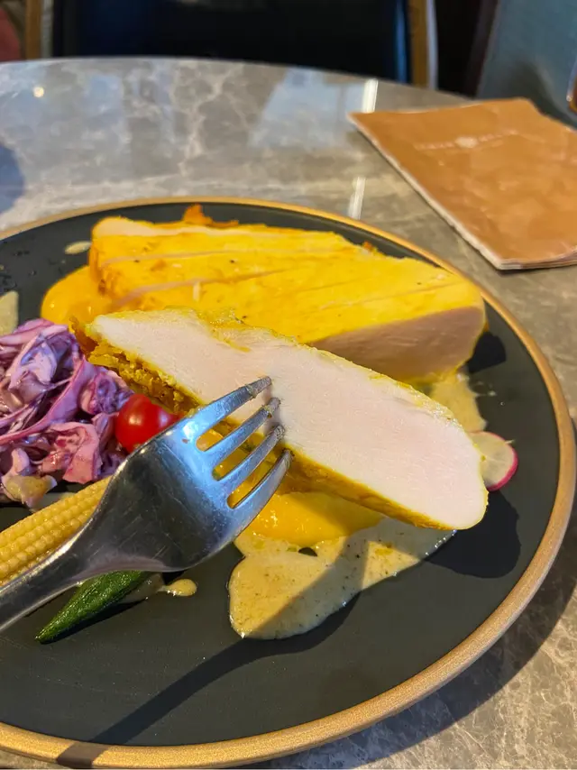 慢煮美國雞胸伴青咖喱及南瓜蓉