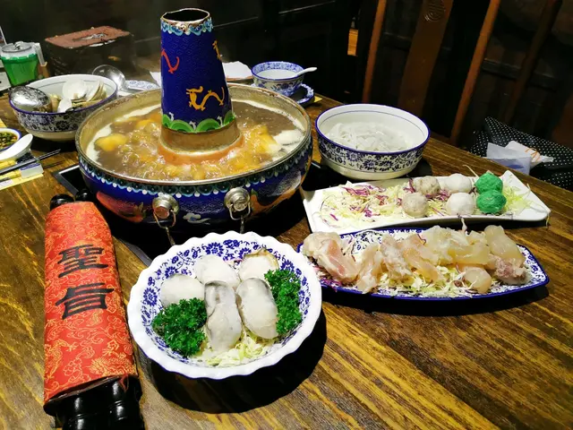 順治特色卜卜蜆鍋$198， 火鍋配料有牛孖筋$128、 滾得囍宮廷丸拼盤$138、 日本廣島蠔$98、 薯粉$38