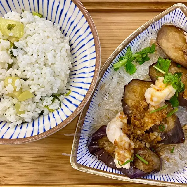 蒜蓉銀絲蝦腰蒸茄子 配 菜飯