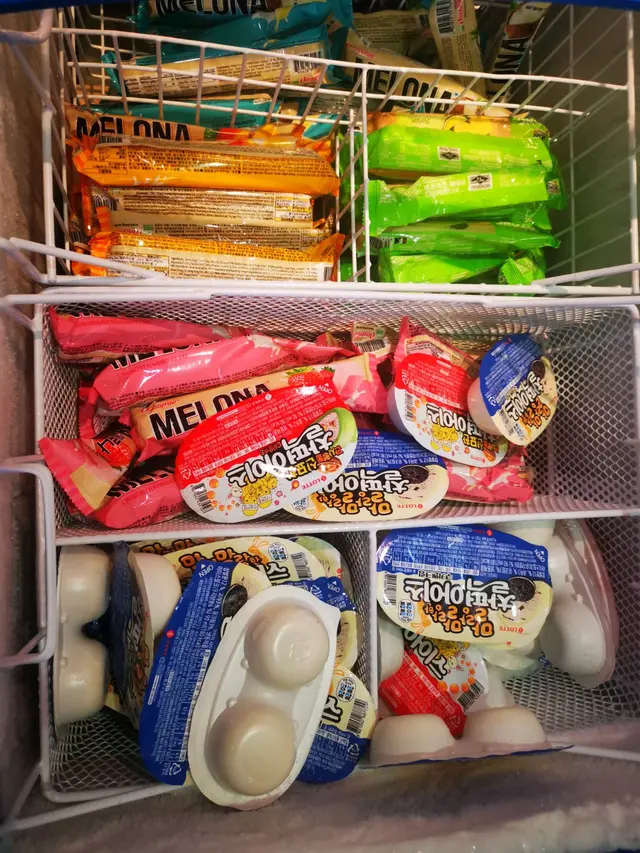 冰櫃有多款韓國雪條及雪米糍任食,非常抵食