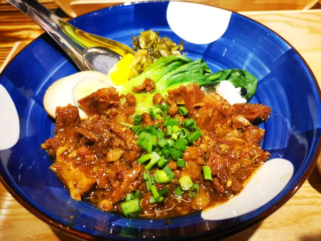 滷肉醬味道濃郁，同時有雞蛋、鹹菜、小唐菜及香蔥，適合餸飯