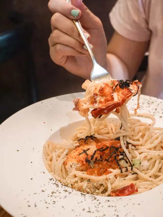 睇落就細細碟 其實分量超多 意粉嘅軟硬度適中而且幾掛汁 忌廉醬幾creamy 但係同時又唔會太過漏 龍蝦有兩丈舊 仲有蝦膏 真係好足料 龍蝦肉質比較紮實 彈牙有口感