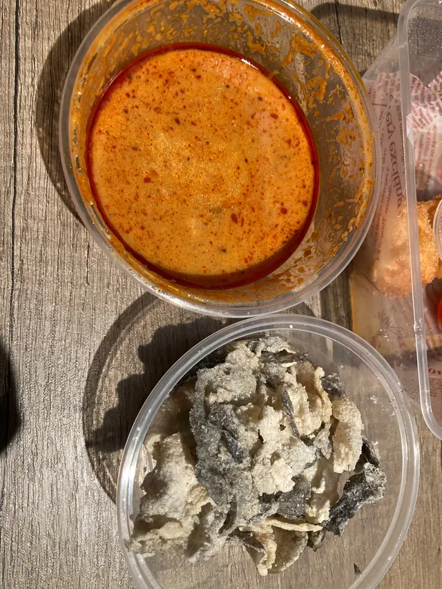 泰式冬陰功湯配炸魚皮