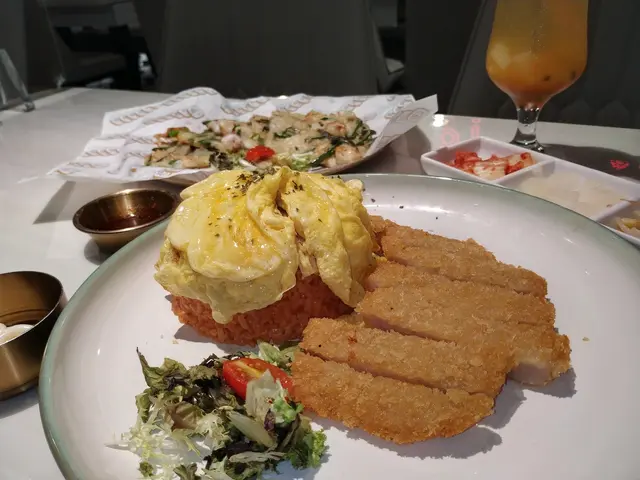 吉列豬扒蛋包飯