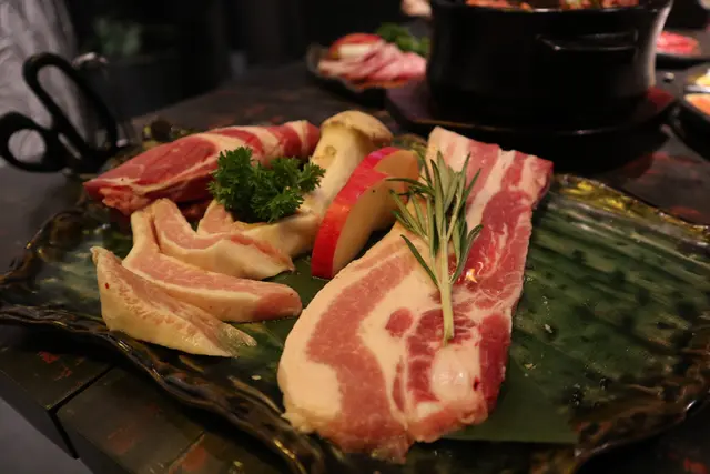 豪快濟州黑毛豬拼盤