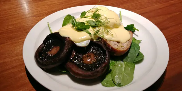 egg benedict with portobello