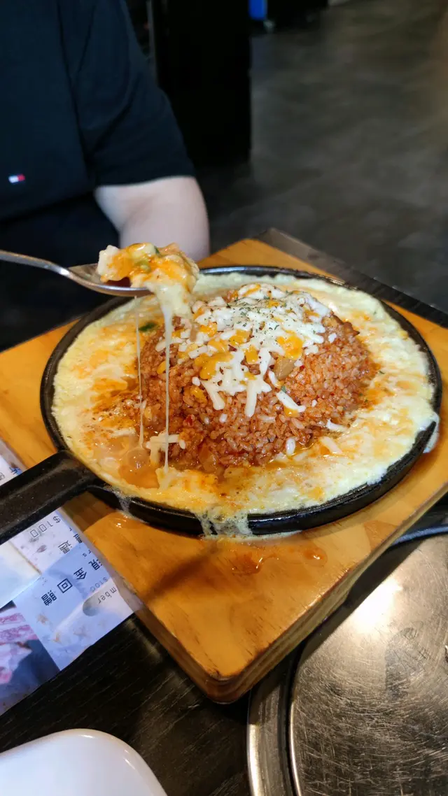 芝士拉絲,但份量可再多一啲,雞蛋(火山)配飯很吸引,飯量十分多,但食到最尾覺得太齋