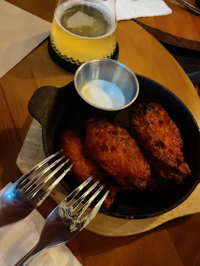 Tipsy雞翼配藍芝士腐乳醬