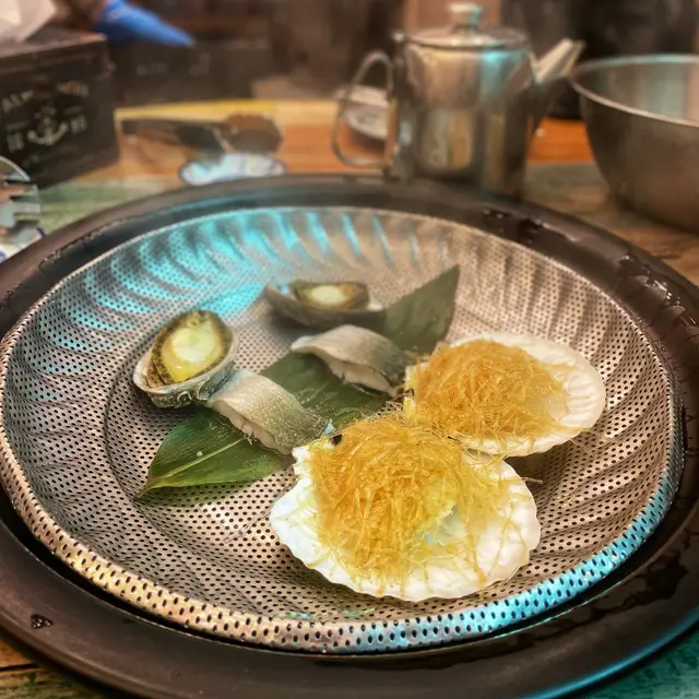 鮑魚、馬友、蒜蓉粉絲蒸元貝