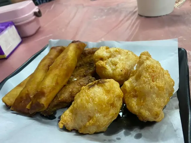 大拼盤 有 炸蝦球  春卷 雞翼