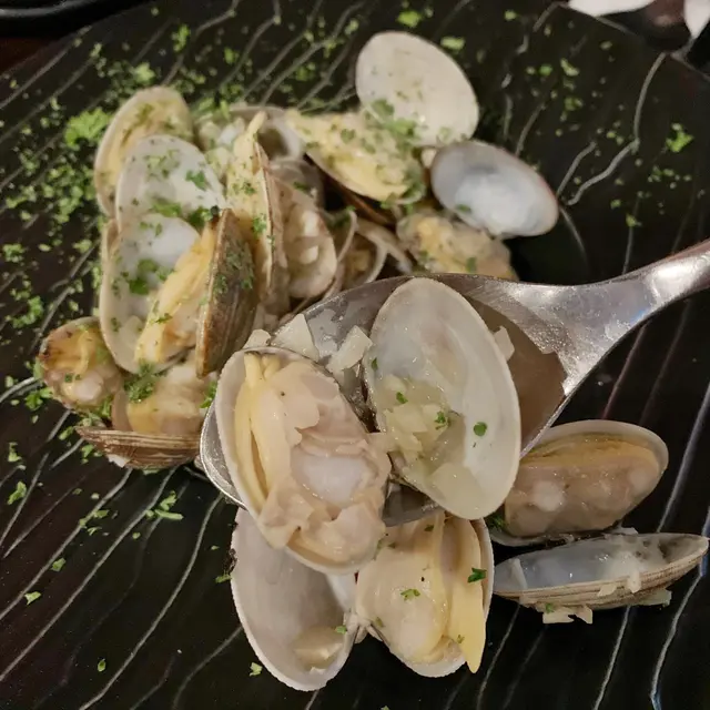 白酒橄欖牛油煮蜆