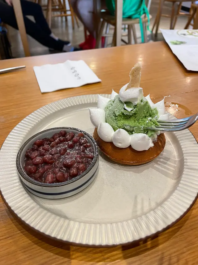 🥲個綠茶味雪糕好奇怪，唔知係咪自家製