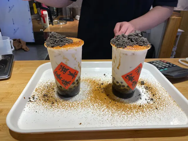 花芝黑糖珍珠鮮奶 (左) + 芝麻黑糖珍珠鮮奶(右)