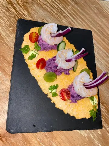 环境沙发坐得好舒服,空间都几阔落,比较安静可以静静地食嘢或者倾偈,甜品非常精致,感觉好靓嘅甜品,令人喜悦,青柠梳打清新入味好饮,紫薯甜品好特别