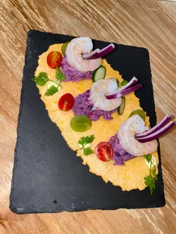 环境沙发坐得好舒服,空间都几阔落,比较安静可以静静地食嘢或者倾偈,甜品非常精致,感觉好靓嘅甜品,令人喜悦,青柠梳打清新入味好饮,紫薯甜品好特别