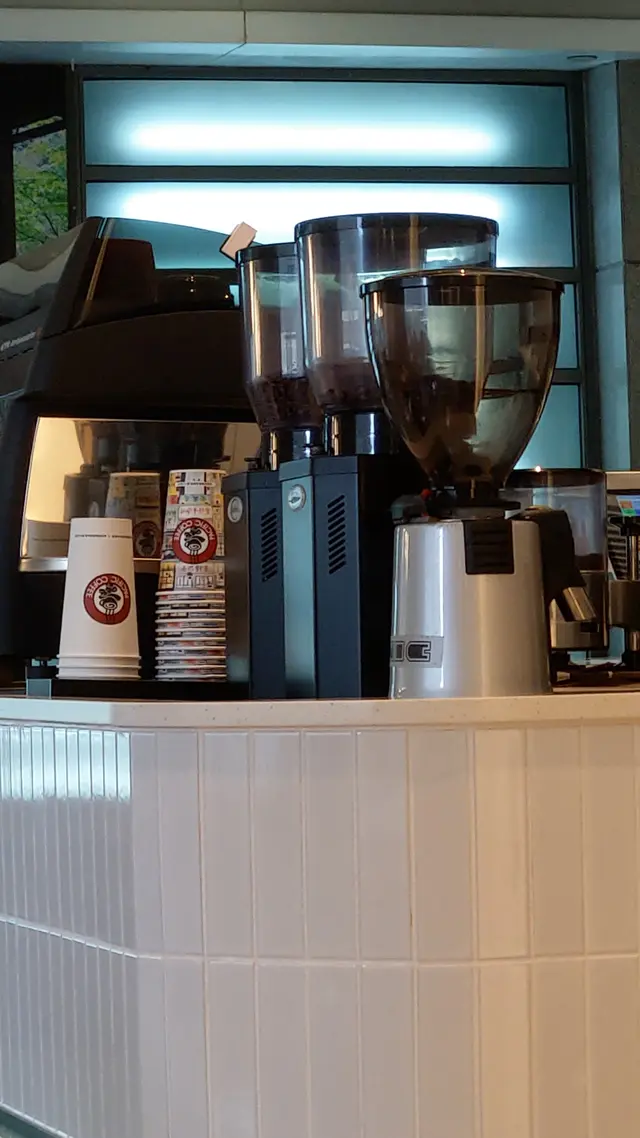 Counter 開放式設計，等候食物及飲品時，跟咖啡師的距離更近又互動