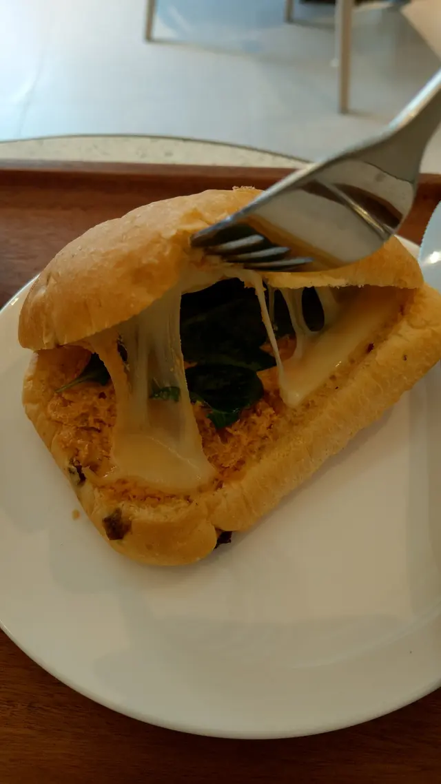 翻熱後，包質香軟，有芝士拉絲