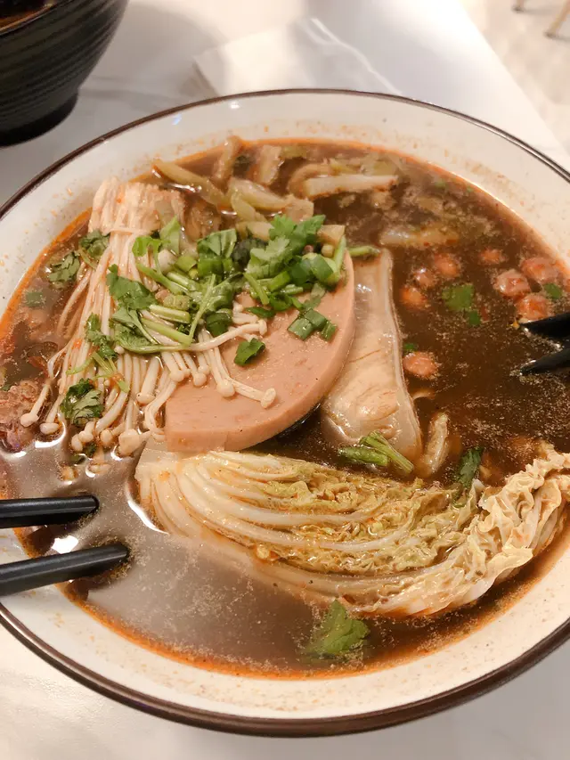 鯇魚腩、午餐肉、金菇、娃娃菜bb辣酸辣粉