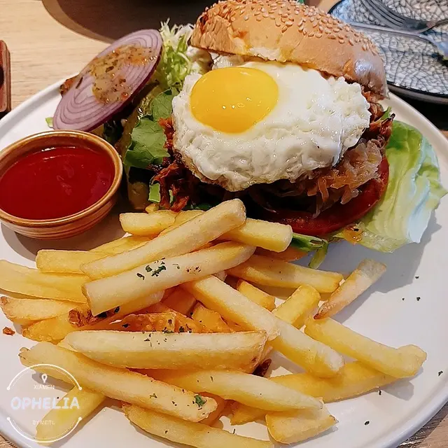 份量超多，我今日冇食早餐來食都要同人分先食得哂。啲手撕豬仔骨多到滿瀉，但略嫌有少少酸。薯條同沙律分量都好多，薯條熱辣辣好脆，沙律好解膩中和返嗰漢堡同薯條嘅膩。嗰麵包好香
