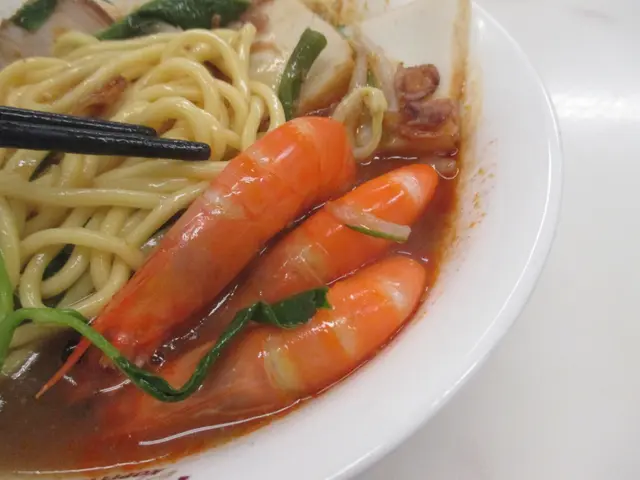 個蝦麵有腩肉、蛋及鮮蝦。個湯底好重福建口味。個麵係油麵。麵身好彈牙。入口好有口感。混入湯底就好重大馬風味。個腩肉屬上等食材。入口啖啖肉。鮮蝦好鮮甜,肉質上乘。好美味。成碗麵色香味俱全。賣相滿分。