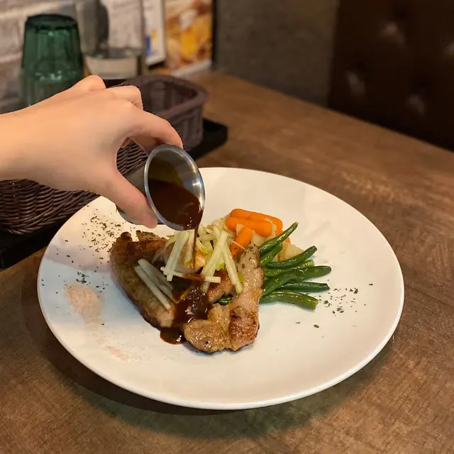 烤豬西冷配檸檬帶子青蘋果絲