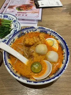 星洲鱼丸拼鱼角渗渗叻沙