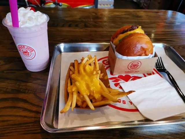 芝士牛肉漢堡、熱溶芝士薯條、士多啤梨奶昔