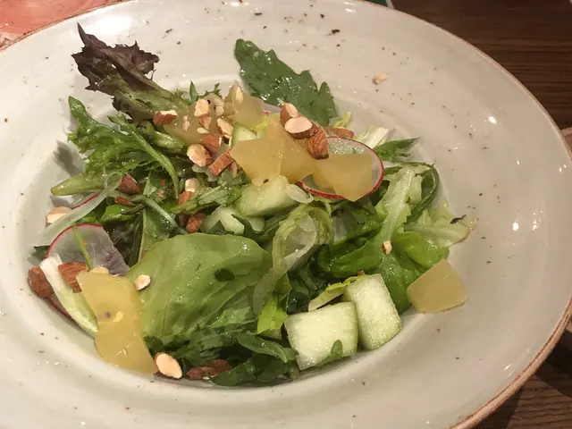 呢個唔知乜鬼沙律, 非常唔抵。