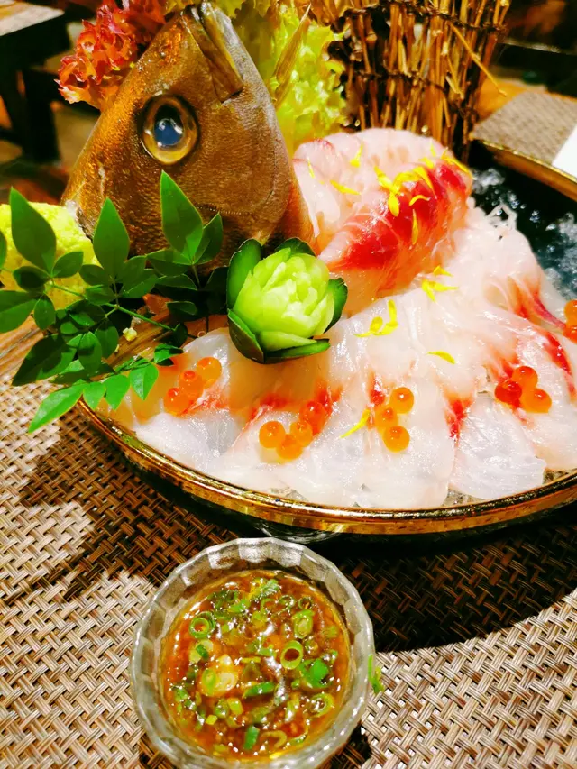 配上辣蘿蔔蓉,蔥花, 酸汁同食,好開胃~
